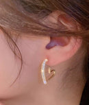 Brinco Coração Vazado Cravejado em Zircônia Dourado – Semijoia Feminina Delicada e Romântica