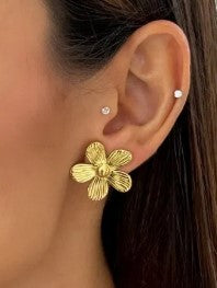 Brinco de Aço Inoxidavel Folheado a Ouro 18k Flor Detalhada
