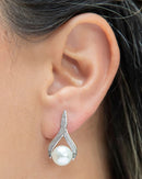 Brinco de Pérola Clássico Feminino em Aço Inox – Elegante, Durável e Antialérgico