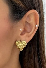 Brinco de Aço Inoxidavel Folheado a Ouro 18k Coração Martelado
