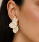Brinco Meia Pétala Flor Feminino Esmaltado em Madrepérola Folheado a Ouro