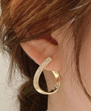 Brinco Argola Gota Curva Cravejado com Zircônia Dourado – Semijoia Moderna e Elegante