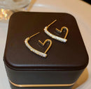 Brinco Coração Vazado Cravejado em Zircônia Dourado – Semijoia Feminina Delicada e Romântica