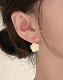 Brinco Flor Camélia com Pérola Pendurada em Resina Rosa Dourado – Estilo Vintage Delicado