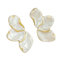 Brinco Meia Pétala Flor Feminino Esmaltado em Madrepérola Folheado a Ouro