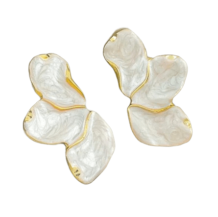 Brinco Meia Pétala Flor Feminino Esmaltado em Madrepérola Folheado a Ouro