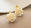 Brinco Flor Camélia com Pérola Pendurada em Resina Rosa Dourado – Estilo Vintage Delicado