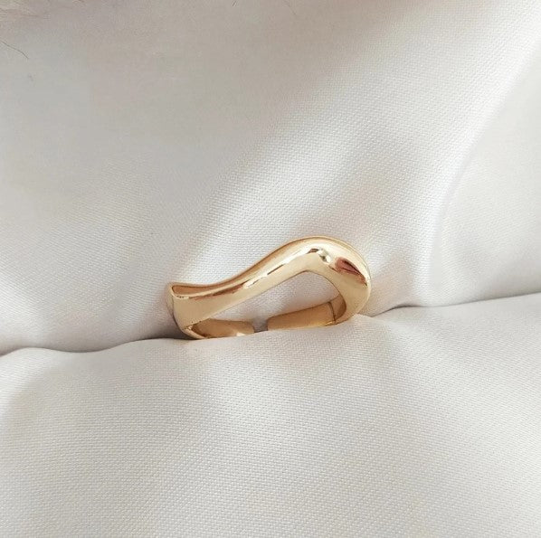 Anel ondas dourado minimalista delicado e moderno para uso diário e combinações