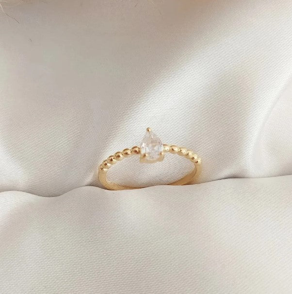 Anel dourado com zircônia gota e detalhes em esferas delicado tamanho 17 elegante