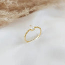 Anel dourado com zircônia gota e detalhes em esferas delicado tamanho 17 elegante