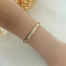 Bracelete feminino com três filetes e zircônias brilhantes, elegante com fecho click