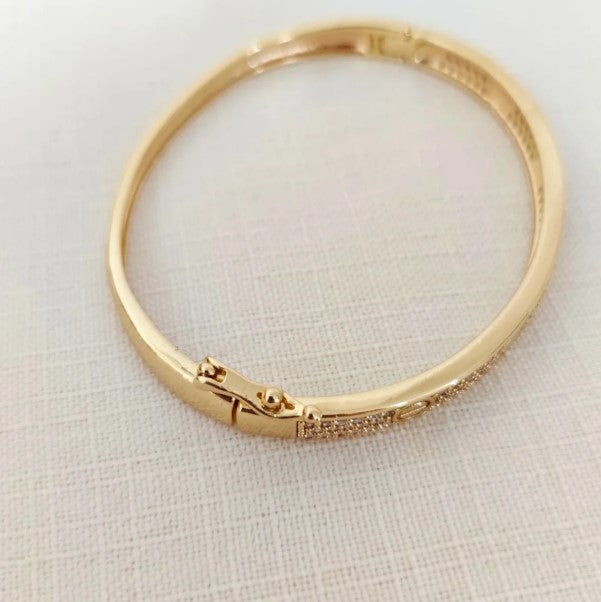 Bracelete feminino com três filetes e zircônias brilhantes, elegante com fecho click