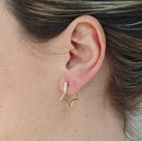 Brinco argola dourado feminino em formato de estrela com fecho click, moderno e estiloso