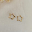 Brinco argola dourado feminino em formato de estrela com fecho click, moderno e estiloso