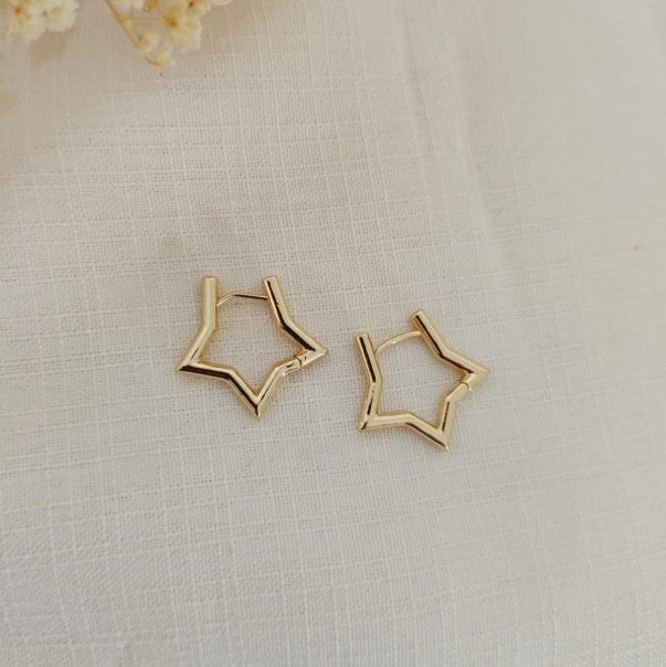 Brinco argola dourado feminino em formato de estrela com fecho click, moderno e estiloso