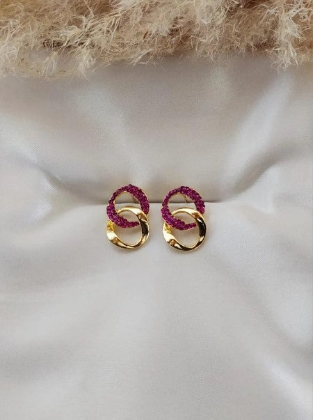 Brinco feminino de elos entrelaçados com strass, moderno, elegante e hipoalergênico