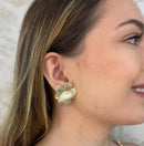 Brinco flor de lótus dourado texturizado elegante leve semijoia feminina com tarraxa