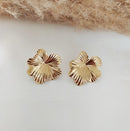 Brinco flor de lótus dourado texturizado elegante leve semijoia feminina com tarraxa