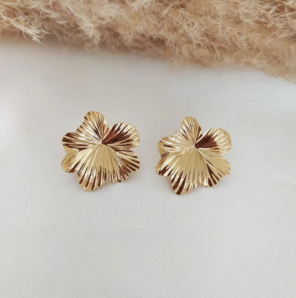 Brinco flor de lótus dourado texturizado elegante leve semijoia feminina com tarraxa