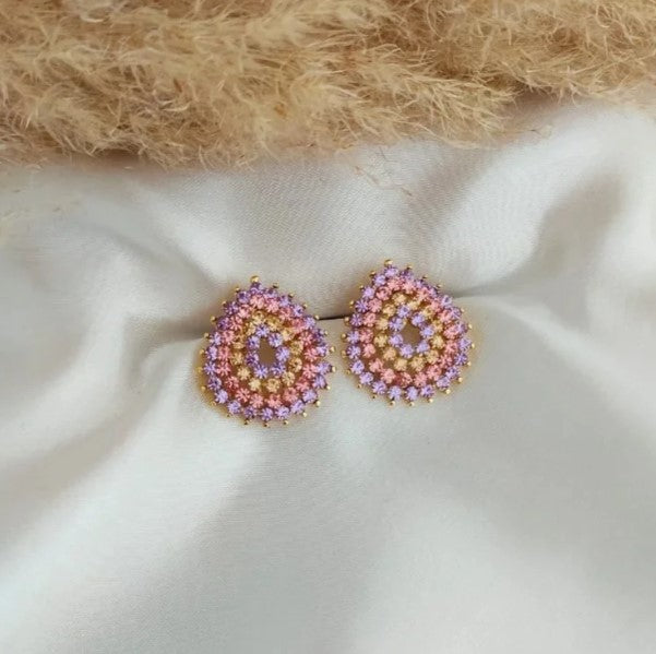 Brinco feminino em formato de gota com strass colorido, elegante e brilhante