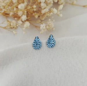 Brinco gotinha pequeno feminino com strass brilhante, delicado e hipoalergênico