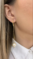 Brinco longo dourado com pérola elegante leve semijoia hipoalergênica com tarraxa