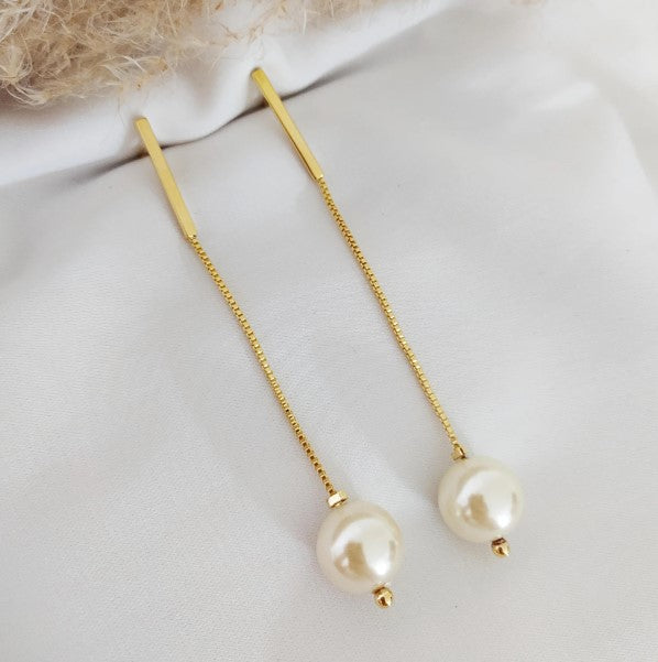 Brinco longo dourado com pérola elegante leve semijoia hipoalergênica com tarraxa