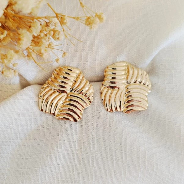 Brinco orgânico listrado dourado moderno imponente elegante semijoia antialérgica