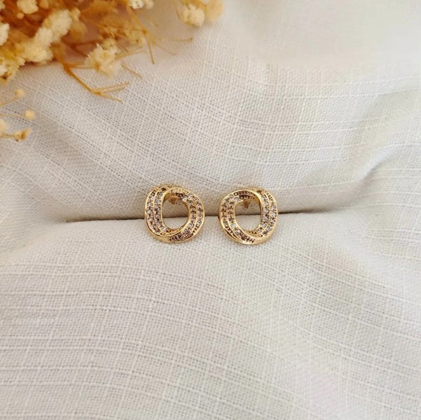 Brinco oval dourado com zircônias cravejadas elegante leve antialérgico com tarraxa
