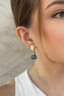 Brinco feminino com pedra natural lapidada em formato triangular, moderno e elegante