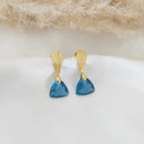 Brinco feminino com pedra natural lapidada em formato triangular, moderno e elegante