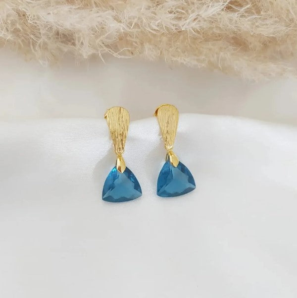 Brinco feminino com pedra natural lapidada em formato triangular, moderno e elegante