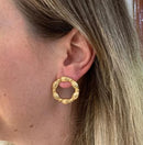 Brinco redondo dourado texturizado moderno elegante leve e confortável semijoia feminina