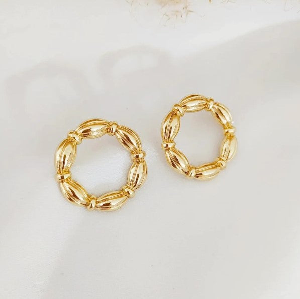 Brinco redondo dourado texturizado moderno elegante leve e confortável semijoia feminina