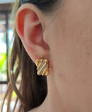 Brinco retangular dourado com zircônias moderno elegante leve semijoia com tarraxa