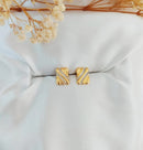 Brinco retangular dourado com zircônias moderno elegante leve semijoia com tarraxa