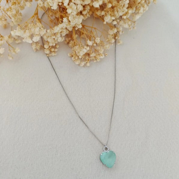 Colar feminino com pingente de coração e pedra fusion com detalhe em zircônia, elegante em ródio branco