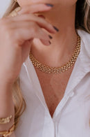 Colar dourado de elos robustos estilo celebridade elegante imponente semijoia feminina