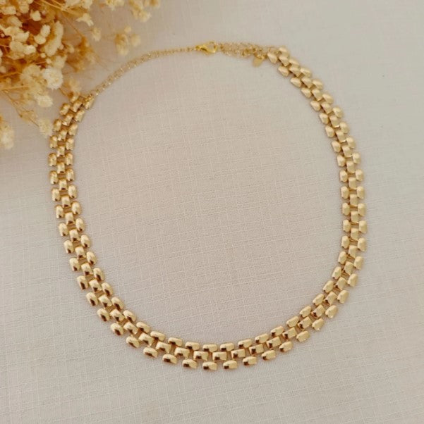 Colar dourado de elos robustos estilo celebridade elegante imponente semijoia feminina