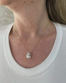 Colar feminino com pingente de pedra azul facetada em formato de gota, elegante e delicado