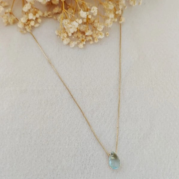 Colar feminino com pingente de pedra azul facetada em formato de gota, elegante e delicado